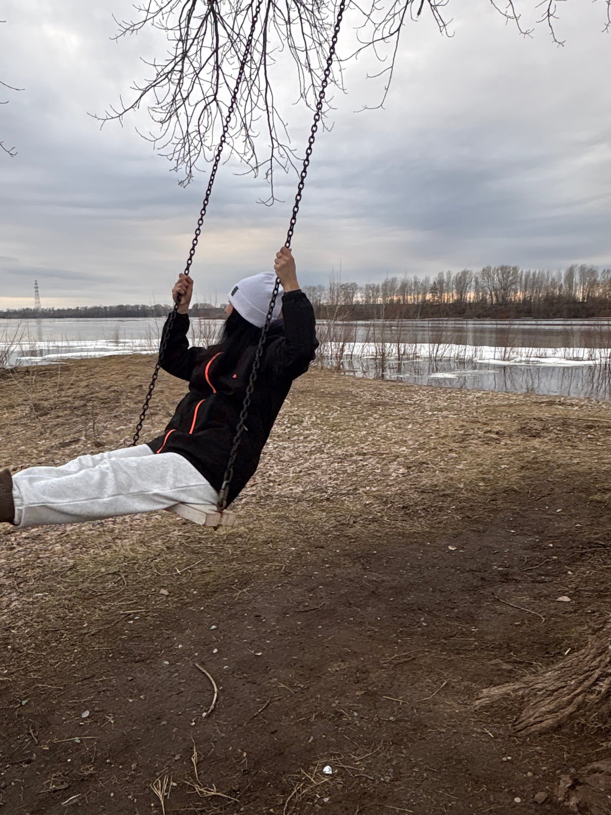 Spring afternoon recreation captured in Chaikovsky park and waterfront