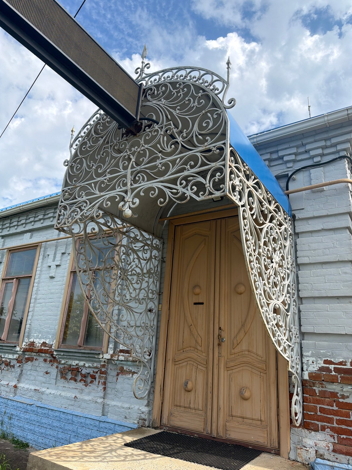 Street-level look at Leningradskaya's gardens, gates, and architecture