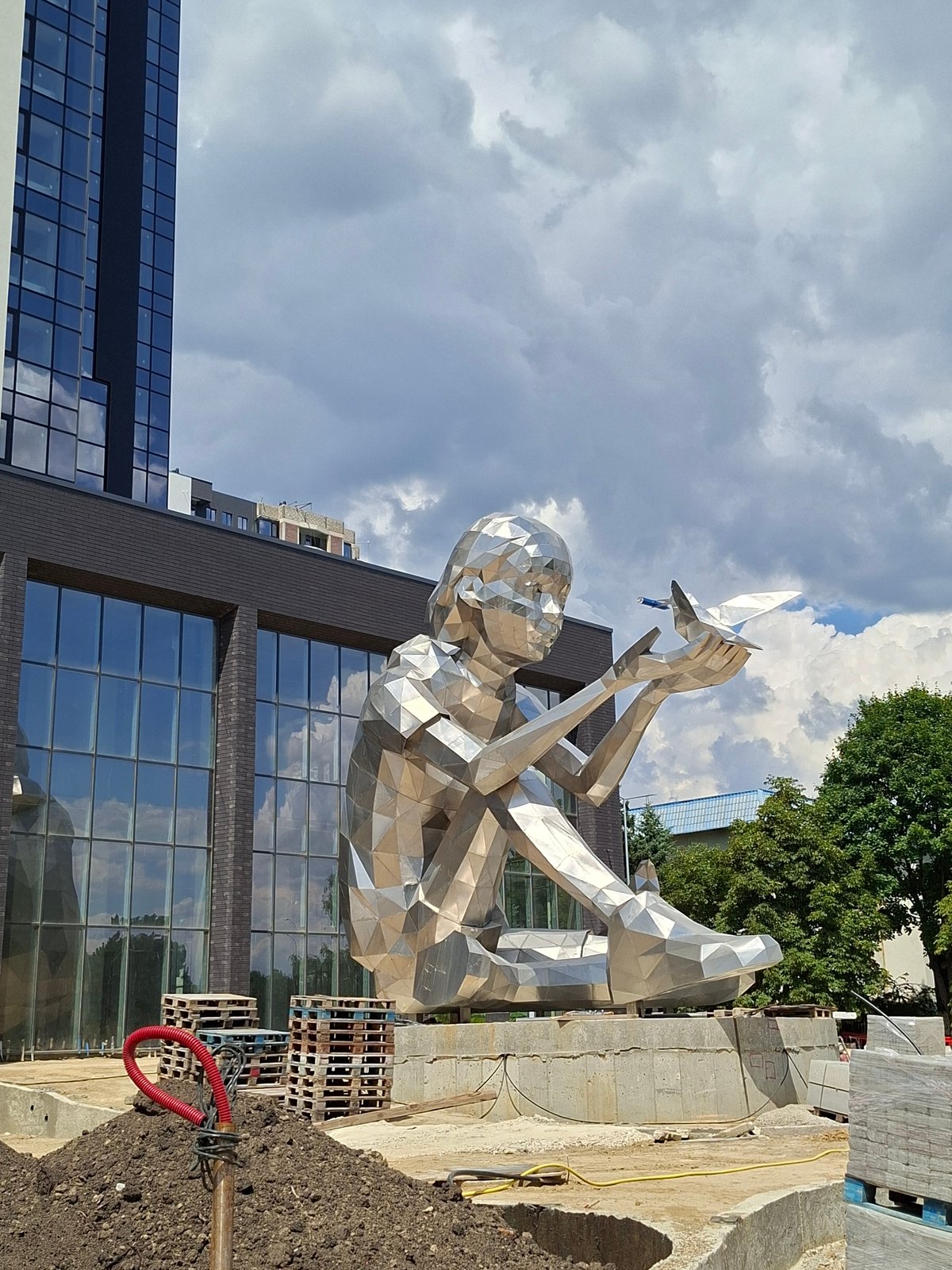 Geometric metal sculpture spotted outside new Chișinău building