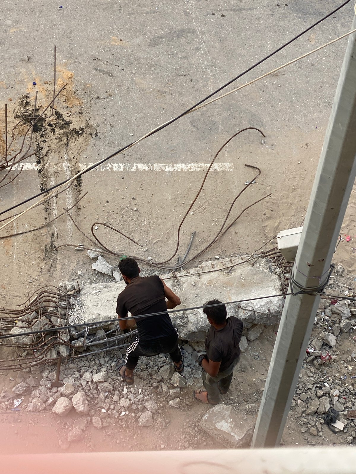 Construction workers observed at roadside in al-Qarara