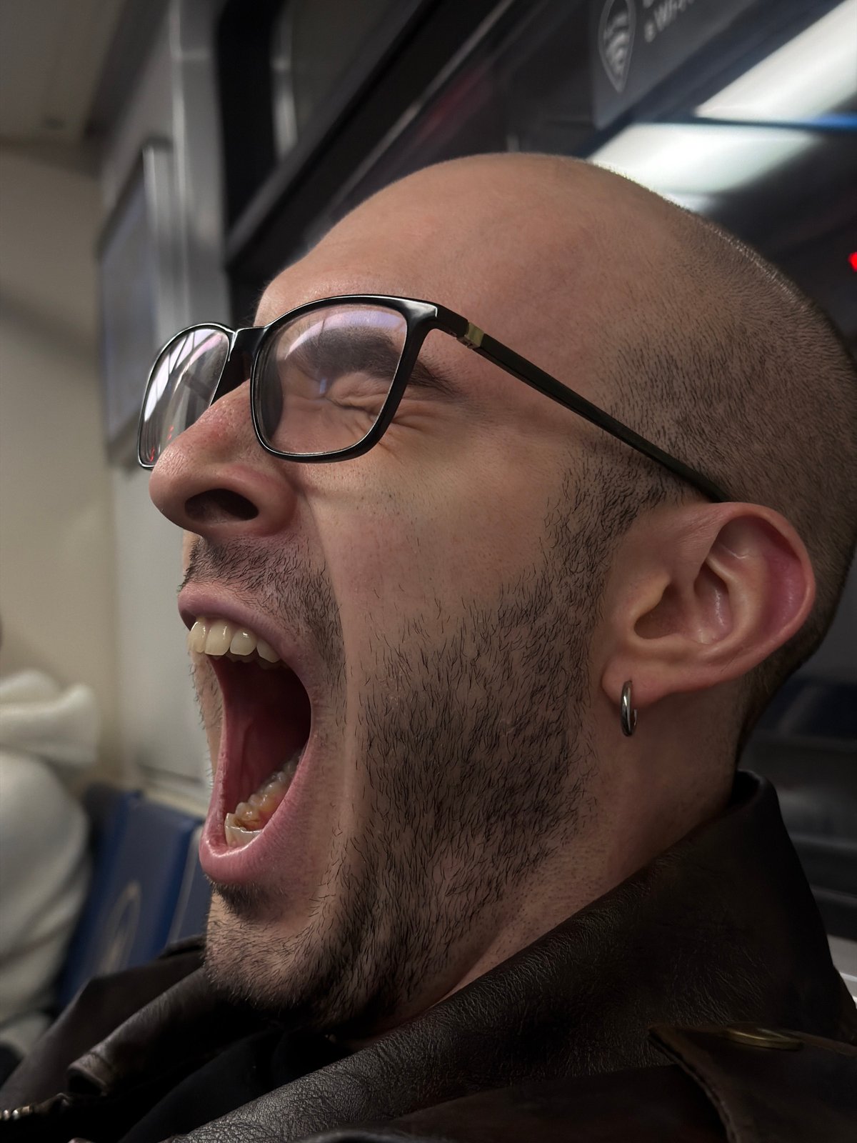 Man photographed yawning on Moscow metro during evening commute