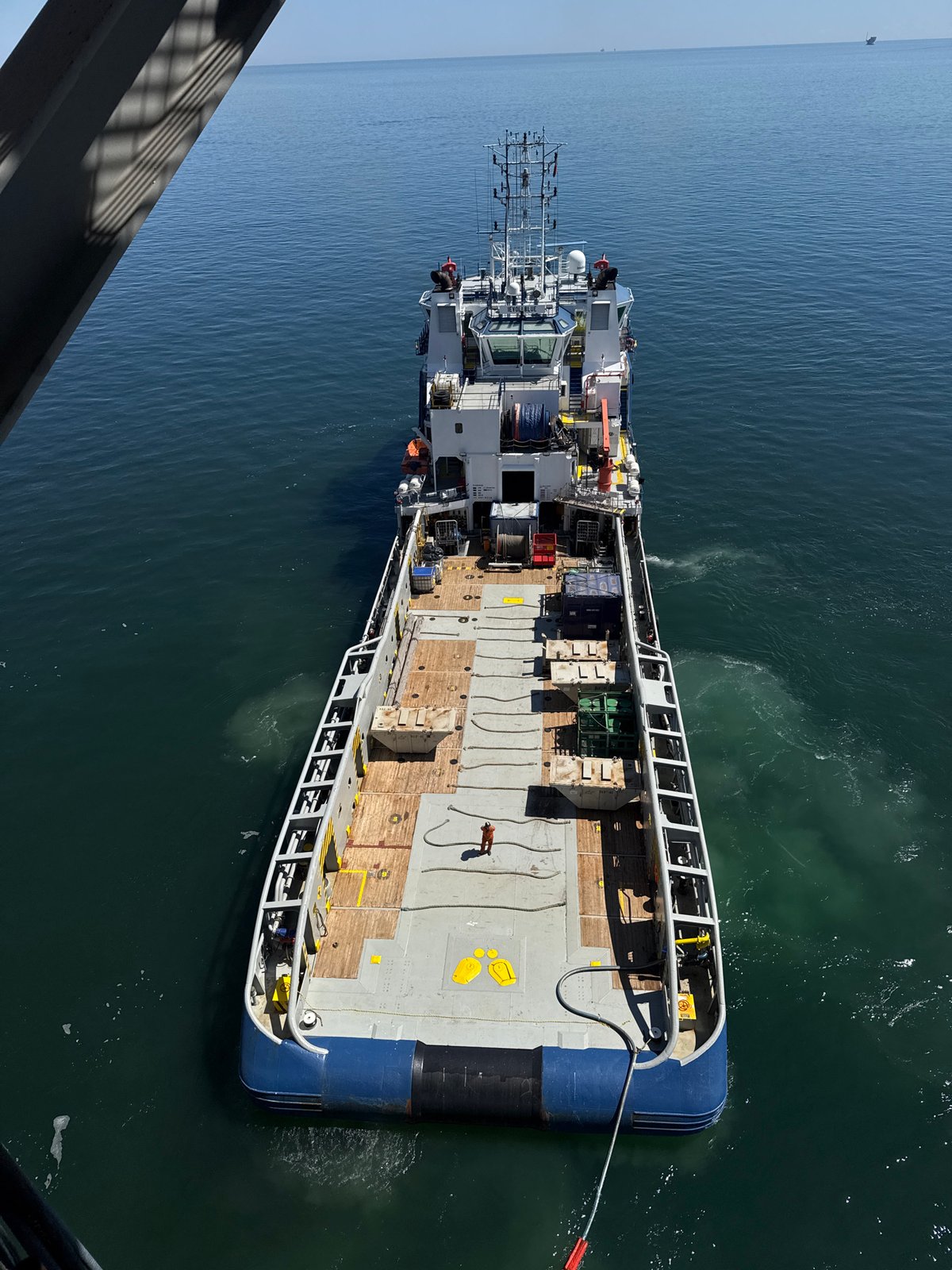 Supply vessel conducts offshore platform operations in Italian waters