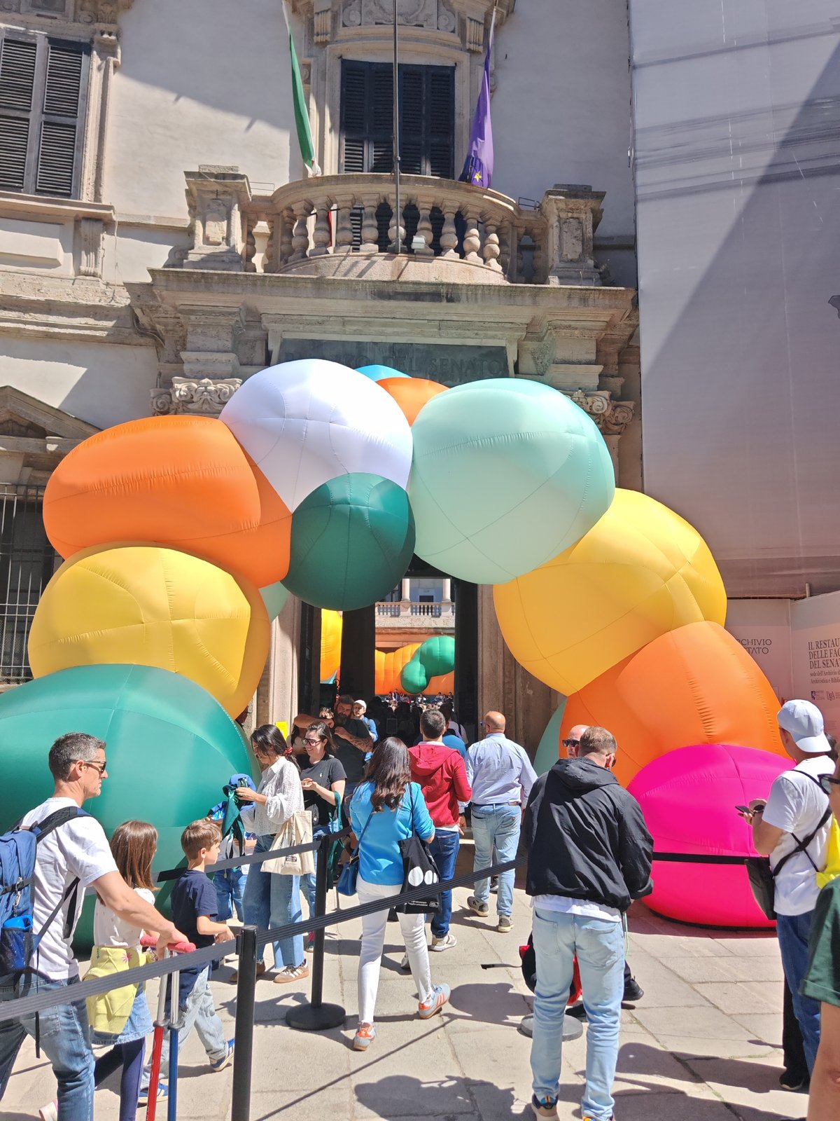 Urban life documented: queues, breakfast, cobblestones, pedestrians, flowering buildings