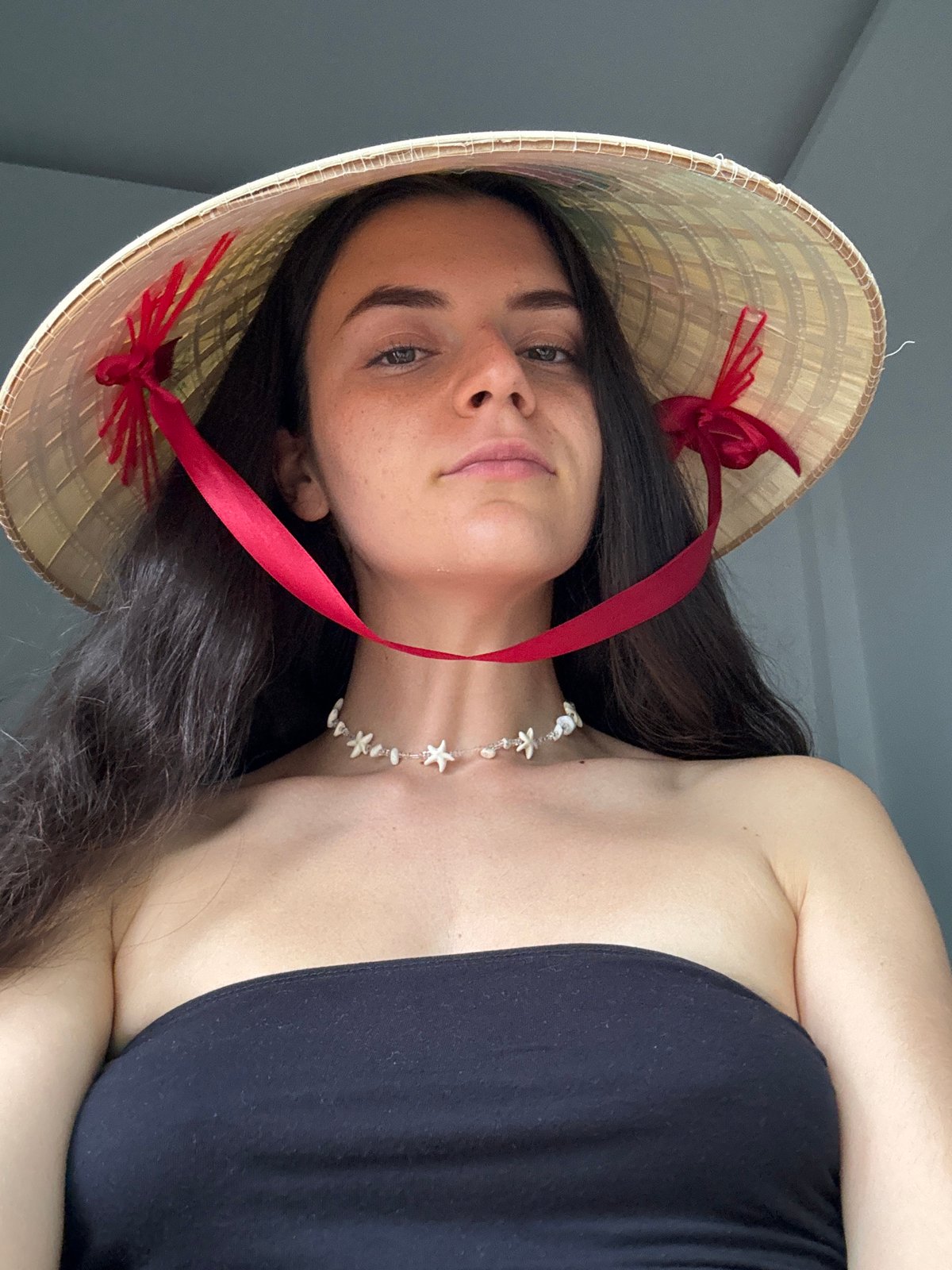 Woman poses with traditional Vietnamese hat in Mũi Né photo session