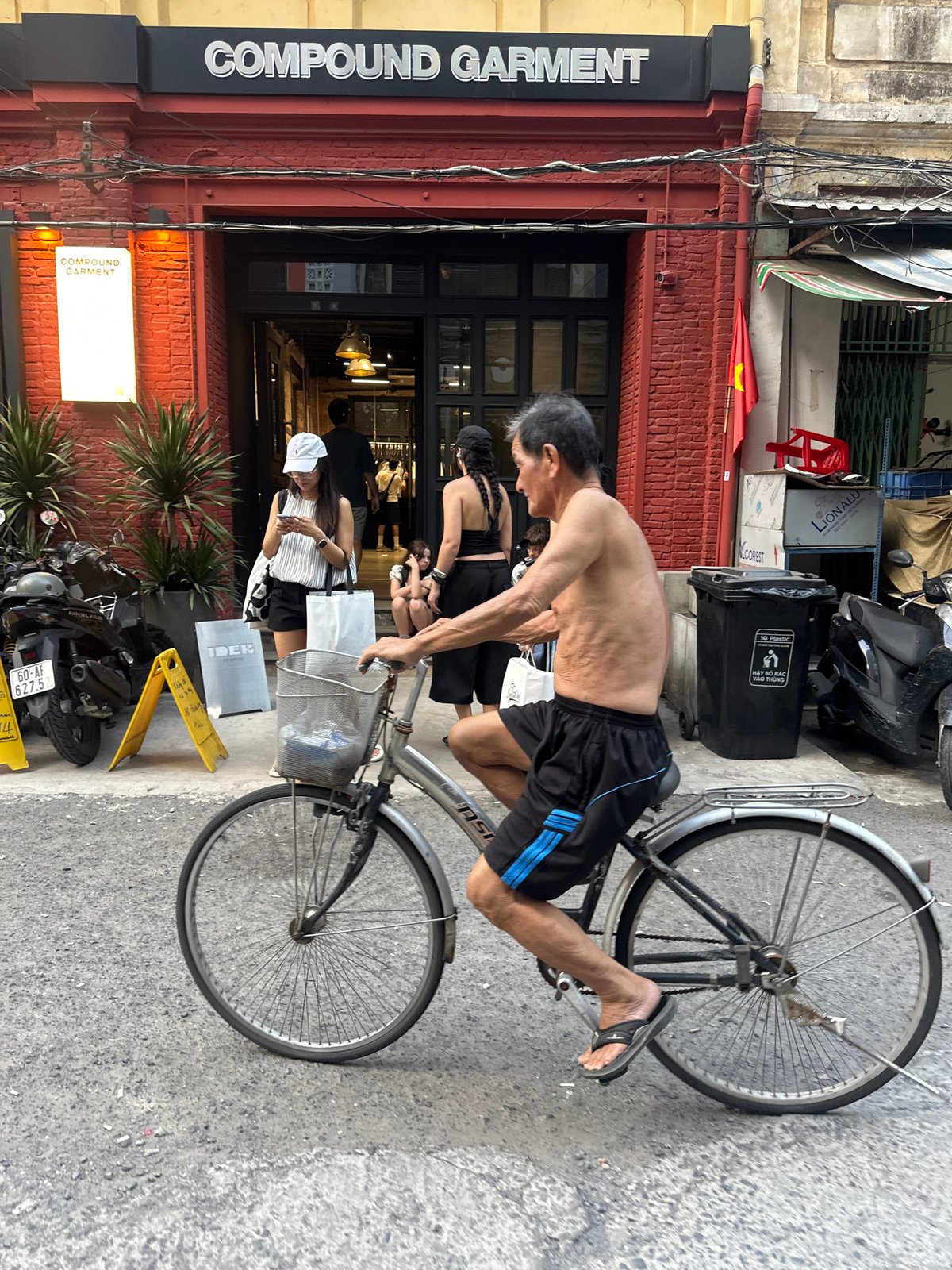 Daily street life captured in Thủ Đức, Vietnam