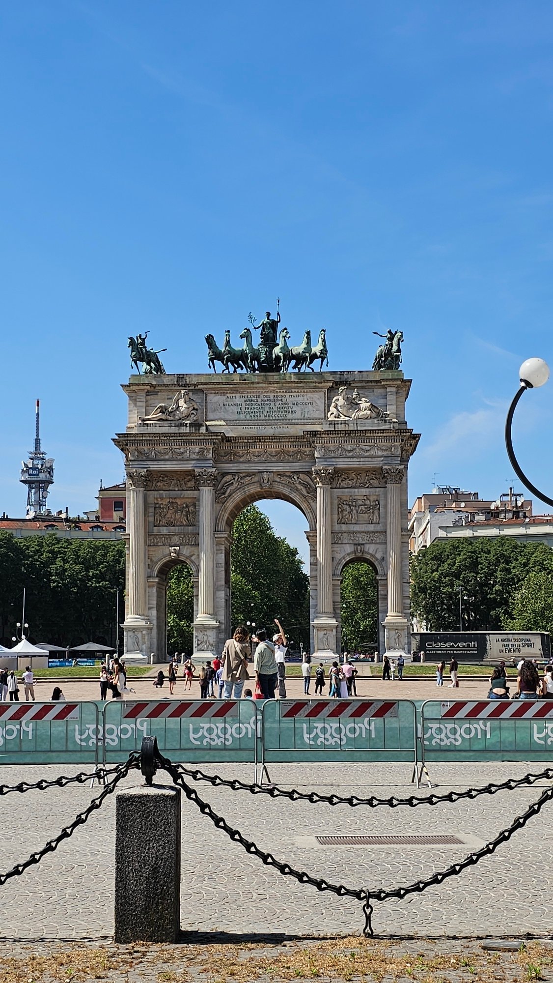 Weekend crowds gather at Milan's Arco della Pace and Sforza Castle