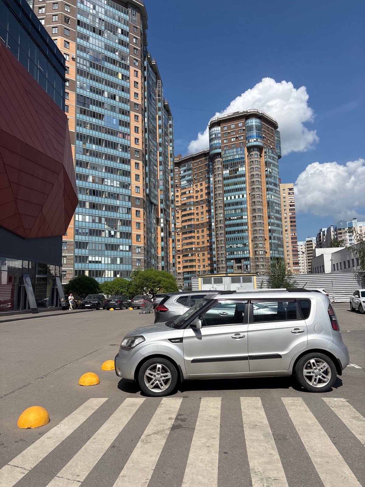 Shopping trip documented across Russian retail complex and parking areas