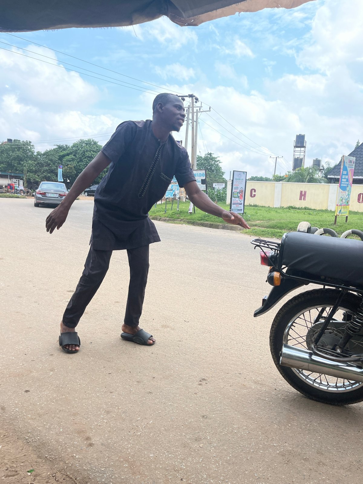 Everyday street life along a busy Abuja corridor