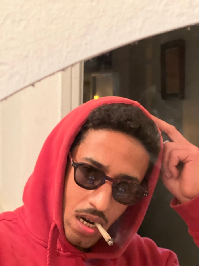 Man documents smoking session with selfies in Tanger