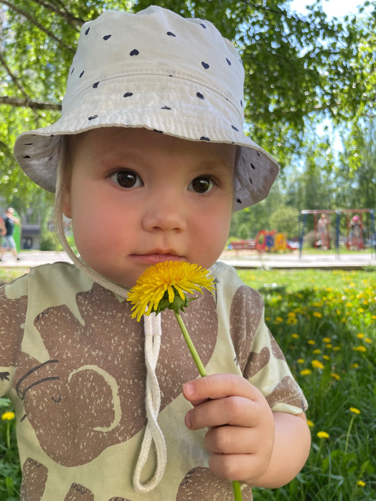 Morning family moment captured in Izhevsk park setting