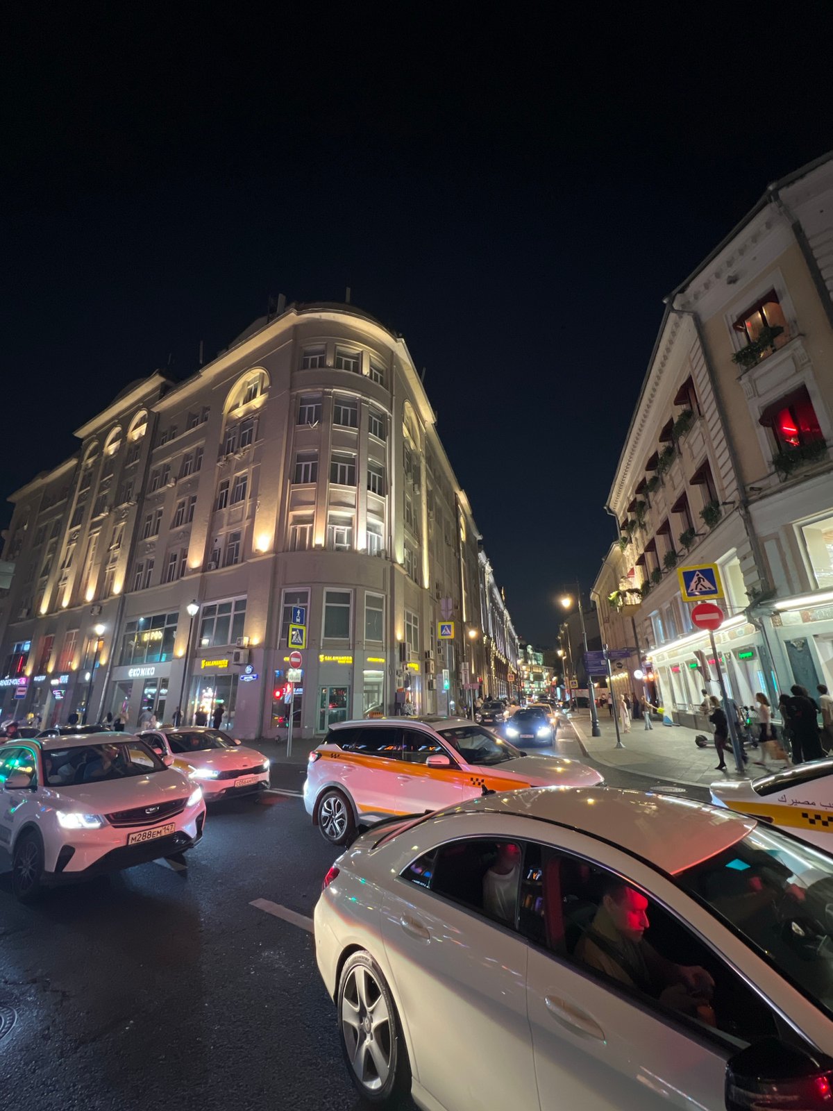 Nighttime street life documented in central Moscow commercial district