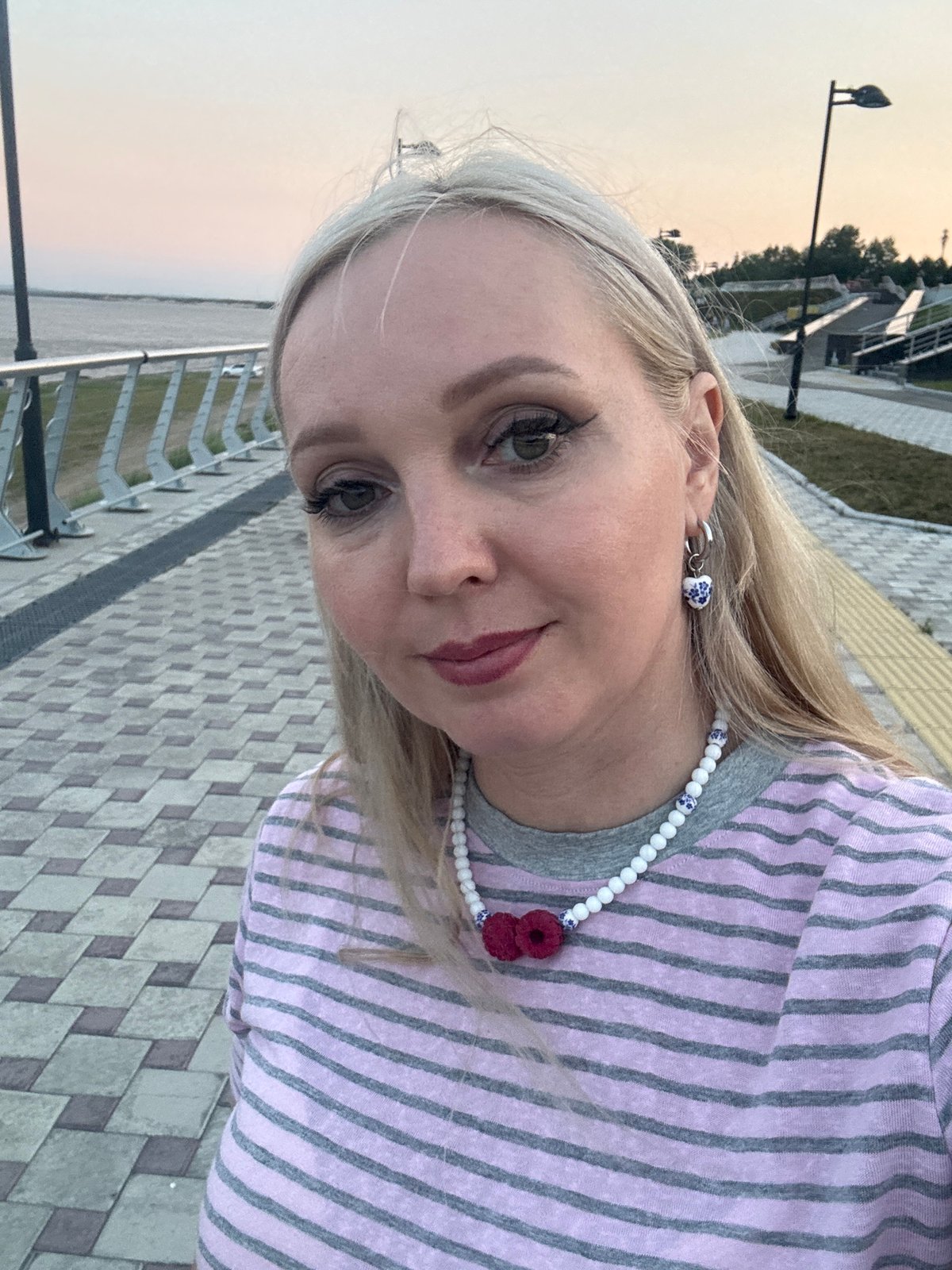 Selfies and sunset views along the Amur River promenade