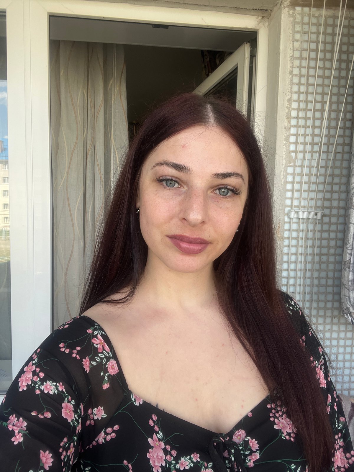 Woman documents morning moments through selfies in Chaikovsky, Russia
