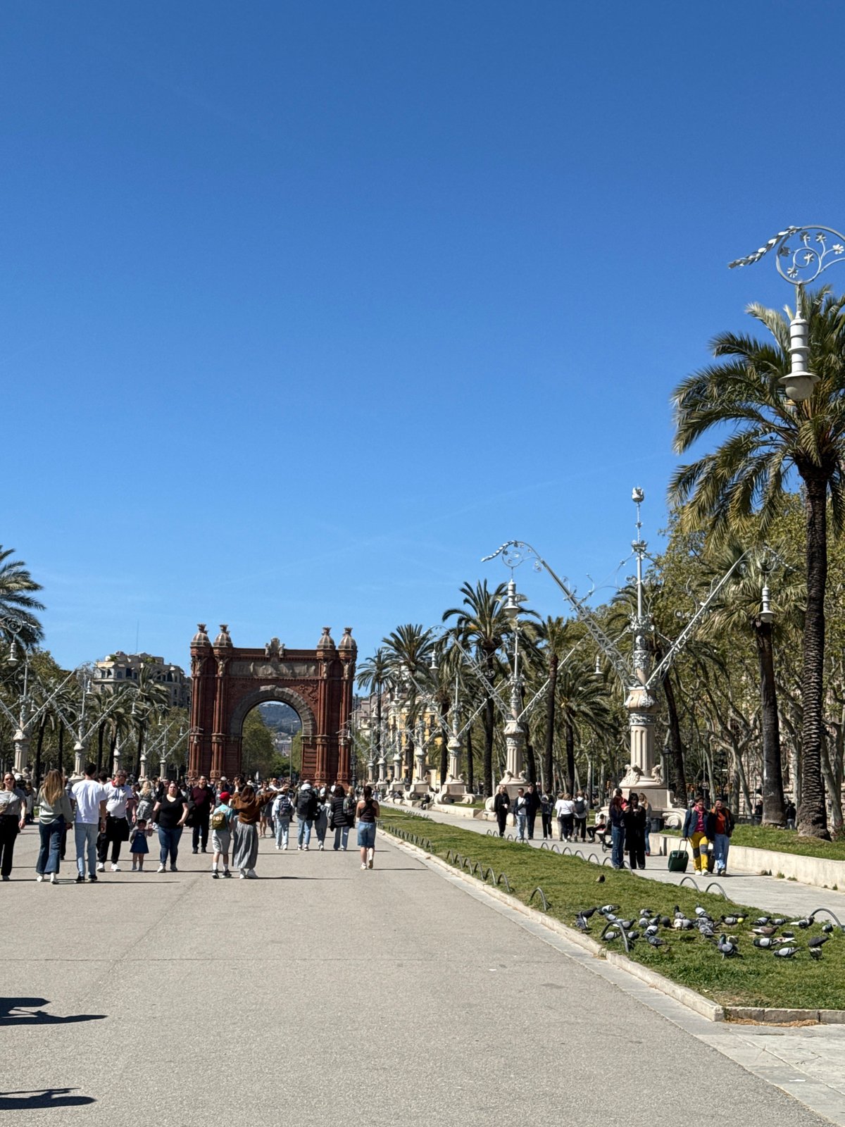 Quiet Sunday afternoon documented at Barcelona's Arc de Triomf