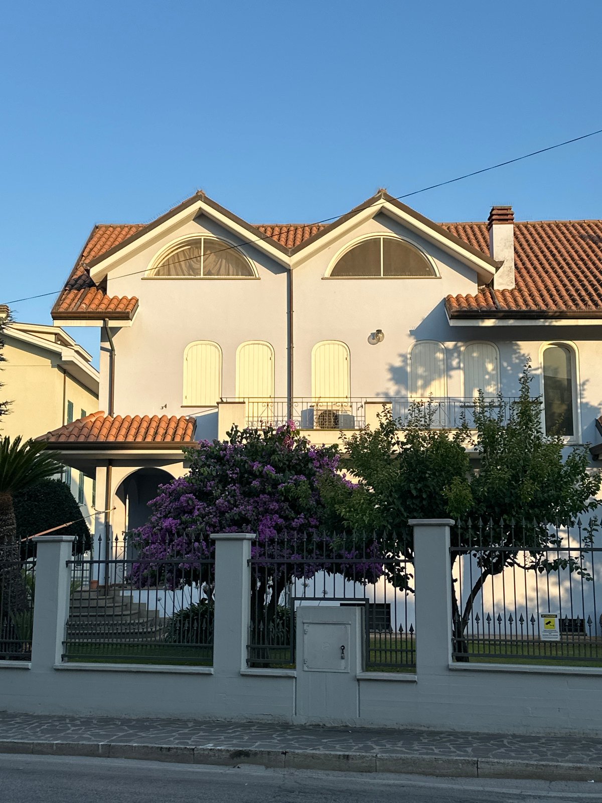 Lunch and local architecture on a summer afternoon in Pineto