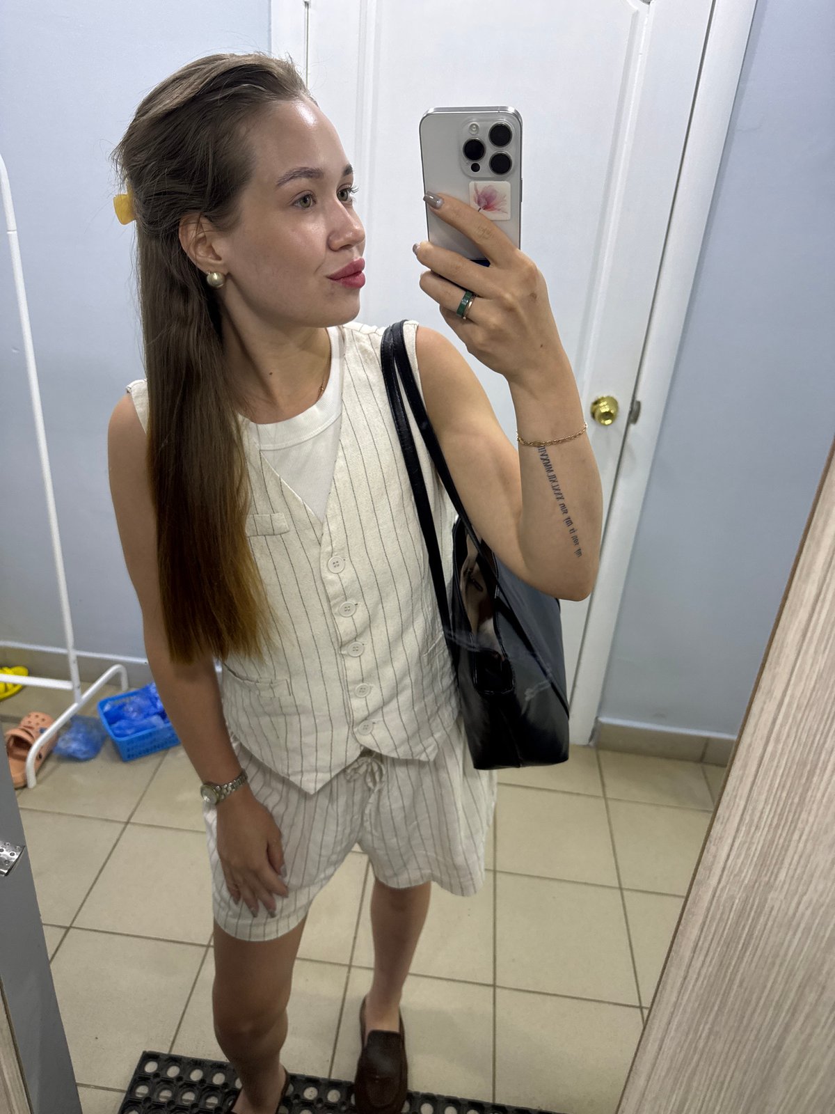 Woman takes bathroom selfies in Chaikovsky, Russia