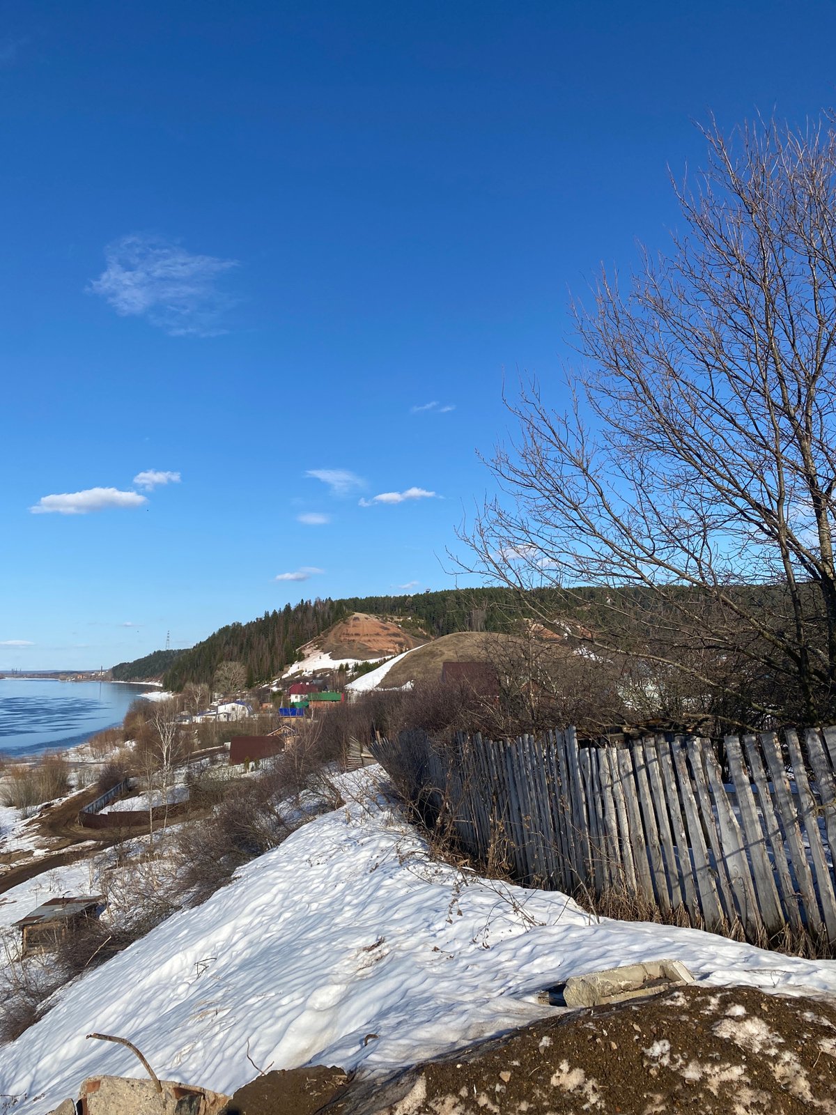 Spring thaw documented in Russian village, child plays near icy river