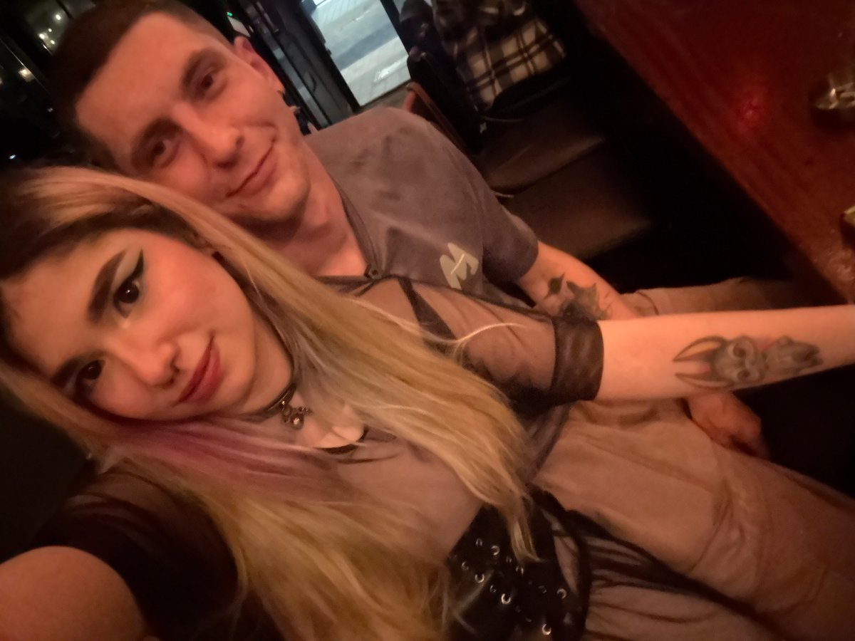 Couple photographed together at Tel Aviv bar early morning