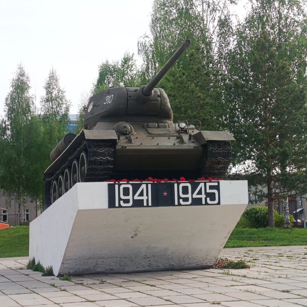 Daily life moments captured around cultural sites in Markovskii