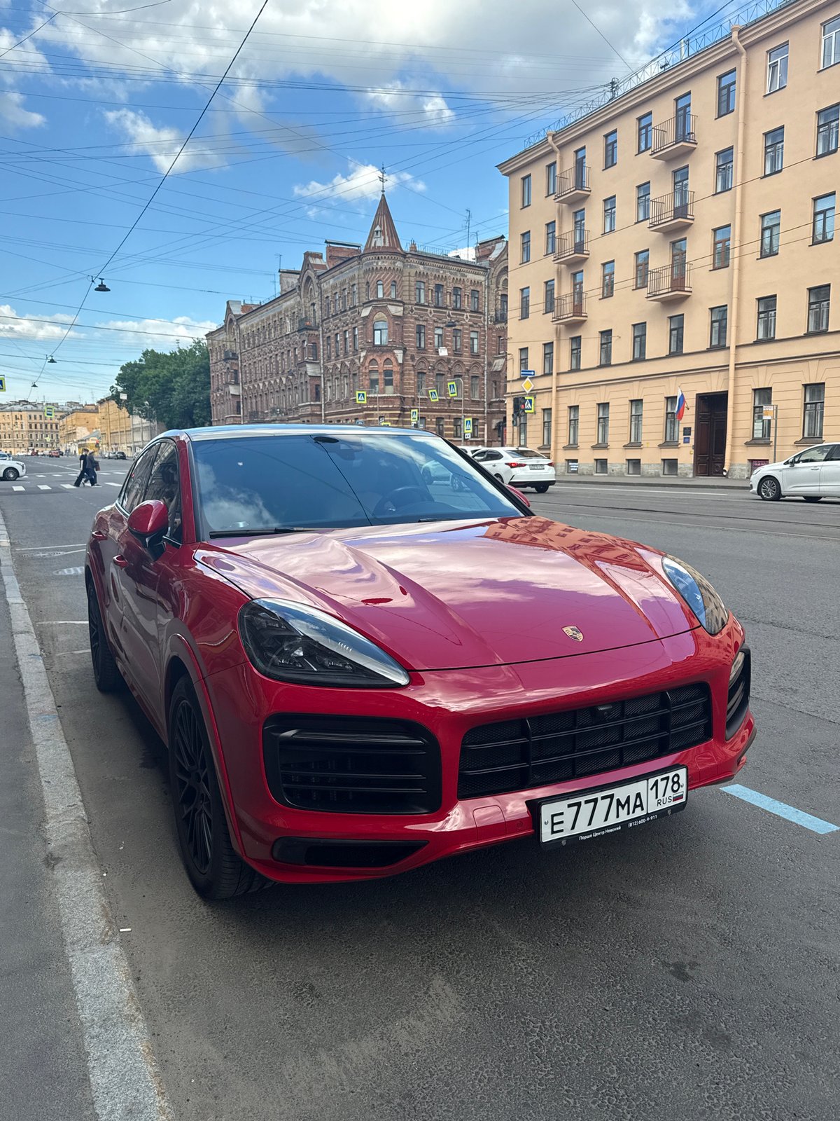 Saint Petersburg afternoon: street traffic and indoor cat scenes