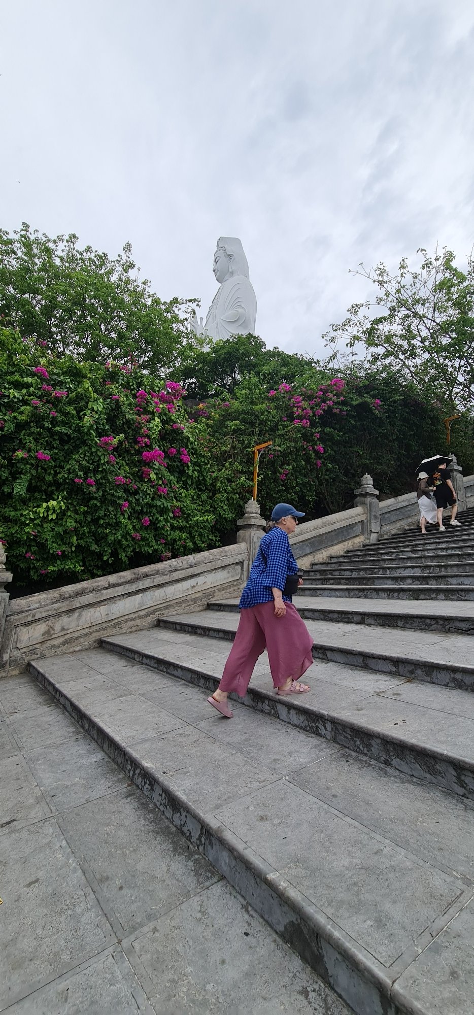 Tourist documents morning visit to Linh Ung Pagoda, Đà Nẵng