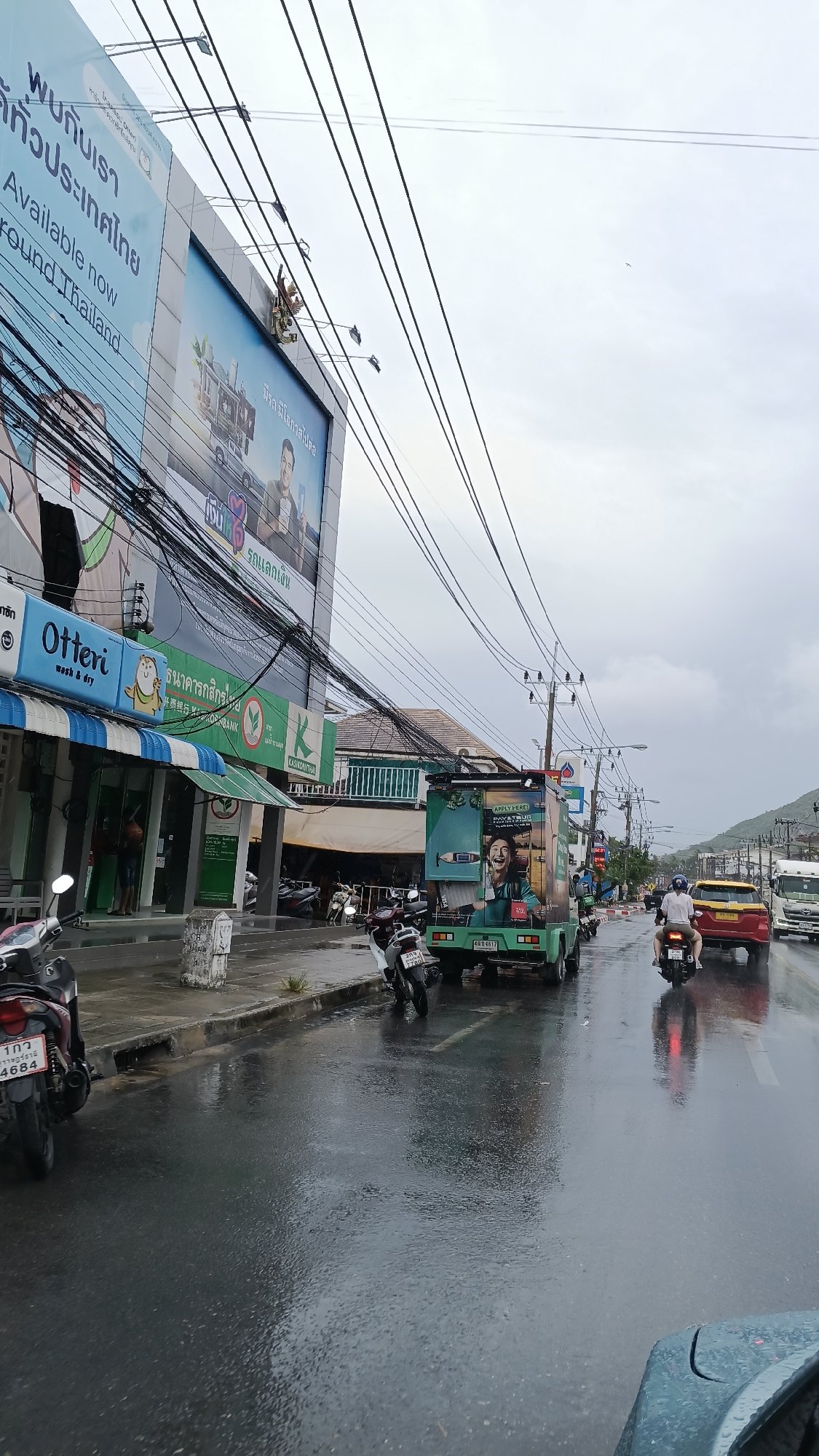 Rainy morning traffic rolls through Ko Samui streets