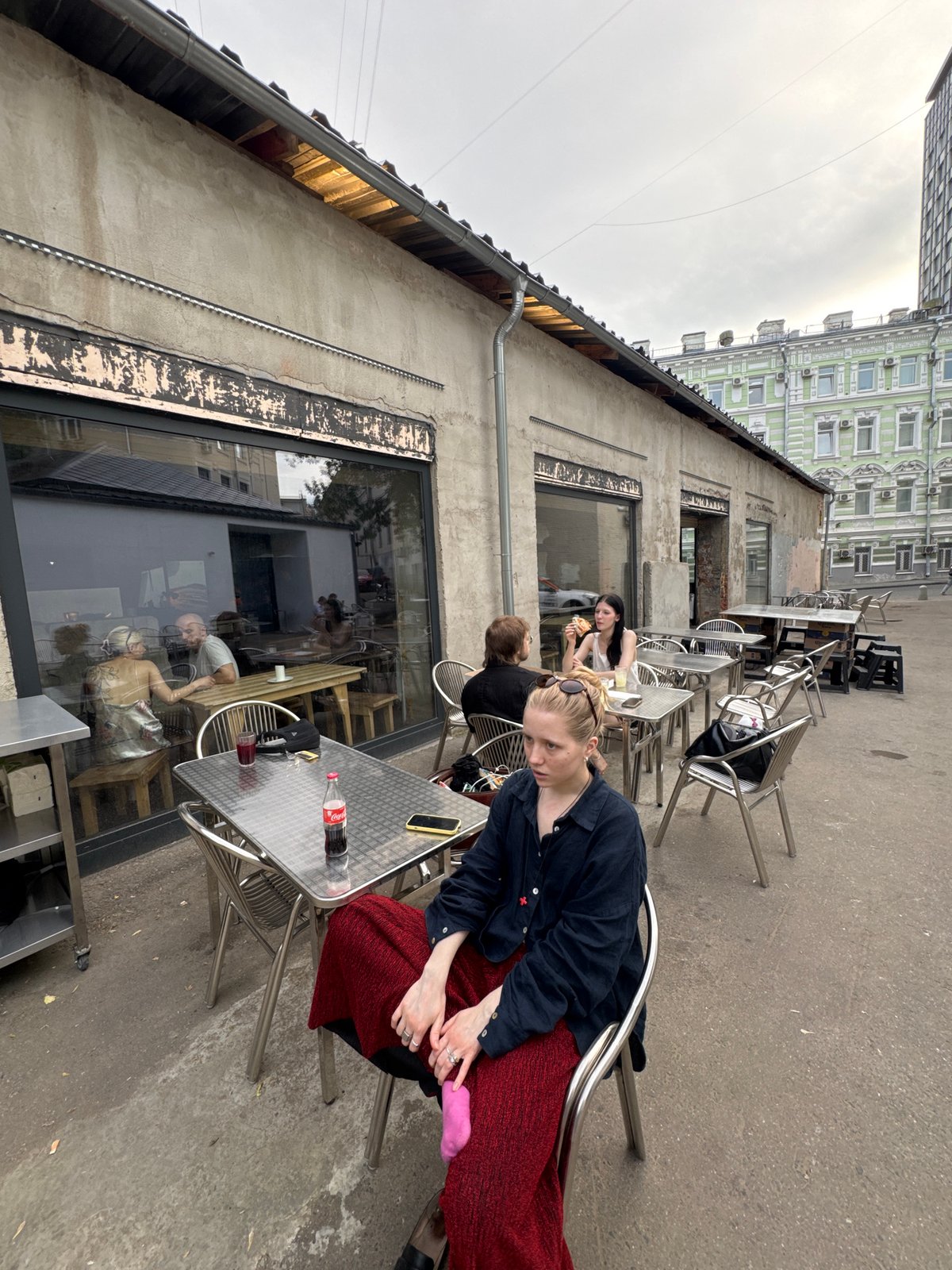 Casual outdoor dining scene observed in Moscow