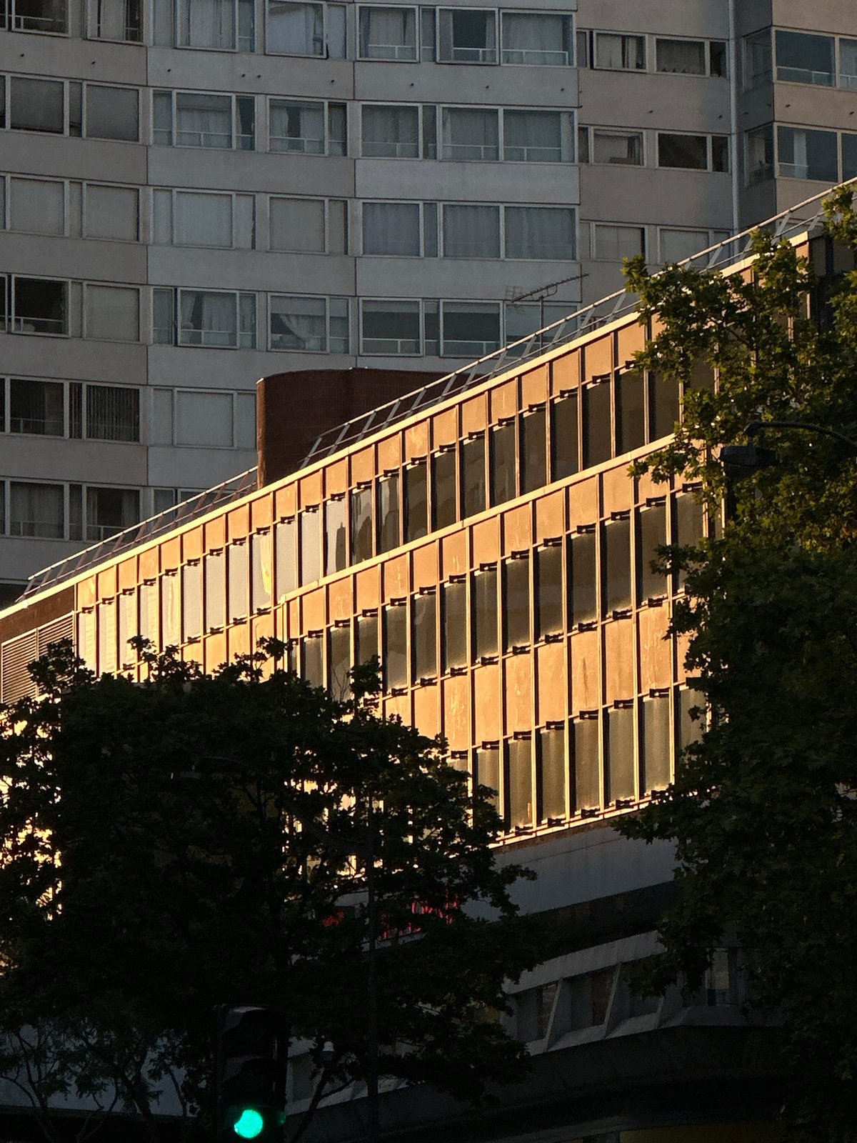 Golden hour street scenes around Galeries Lafayette, Paris