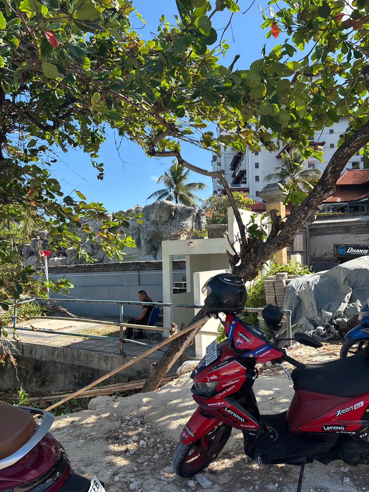 Photographers and locals at a rocky Kuta Selatan coastal spot