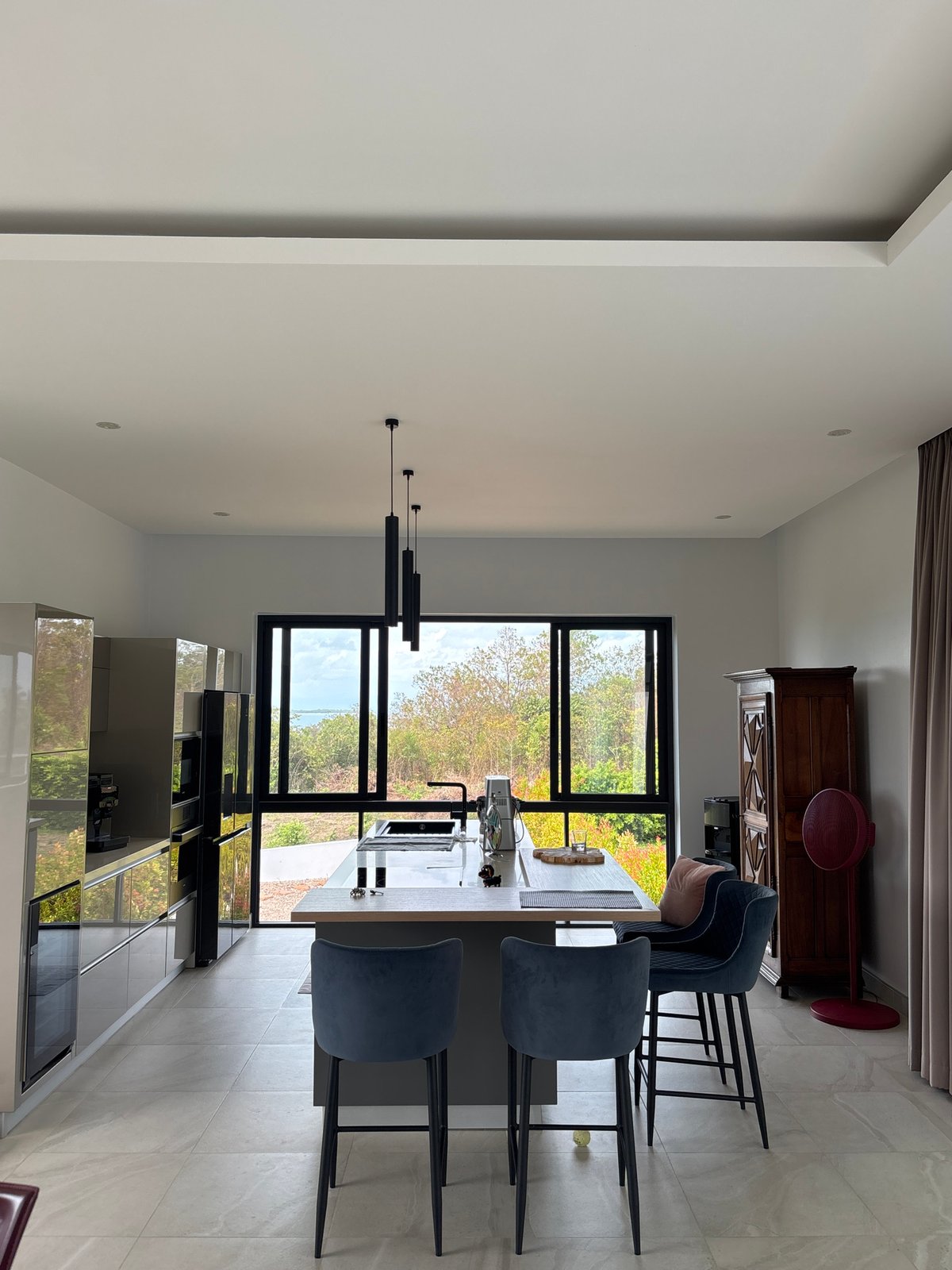 Luxury Thai residence documented in comprehensive three-minute visual survey