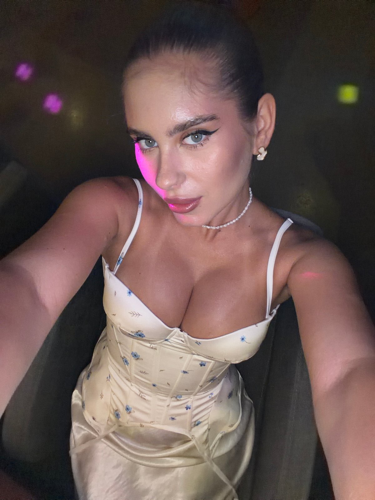 Evening drinks and selfies at Krasnoyarsk bar
