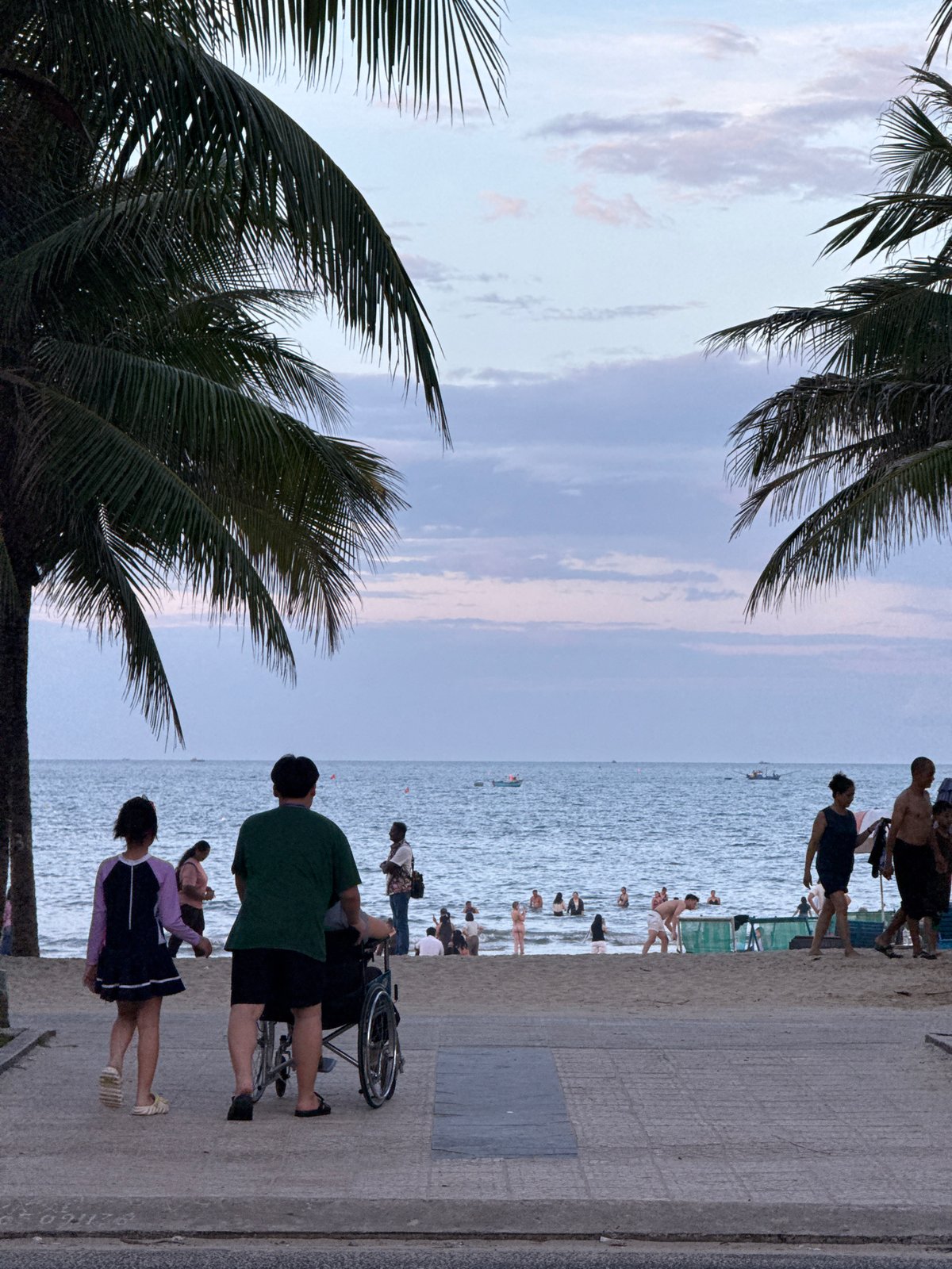 Evening coastal life documented in Đà Nẵng, Vietnam