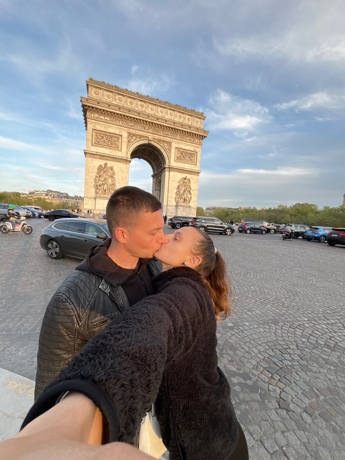 Couple shares romantic moment at Arc de Triomphe