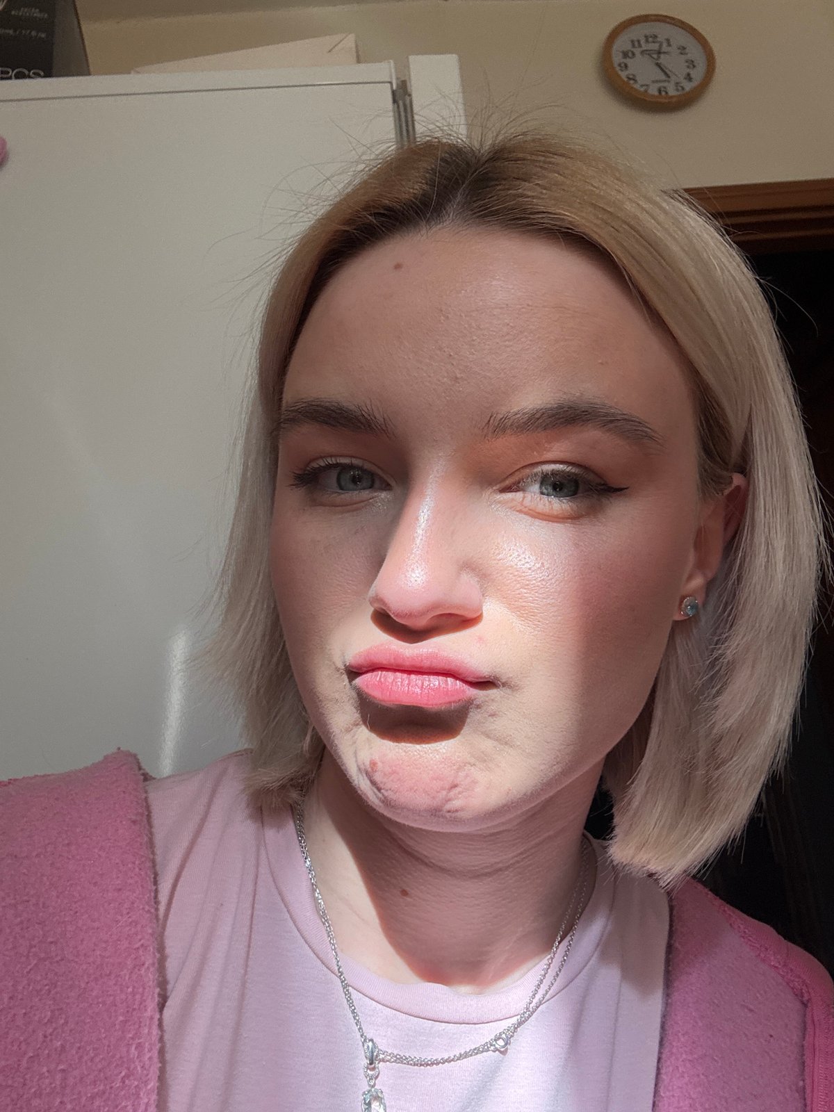 Portrait captured in Vsevolozhsk shows blonde individual in pink