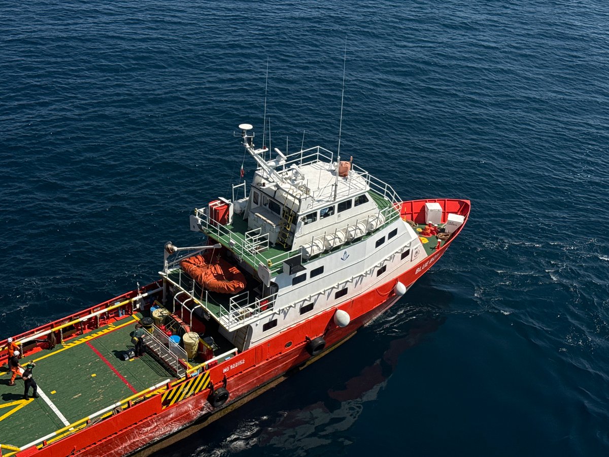 Supply vessel Blue Boy operates in the Adriatic, crane transfer underway