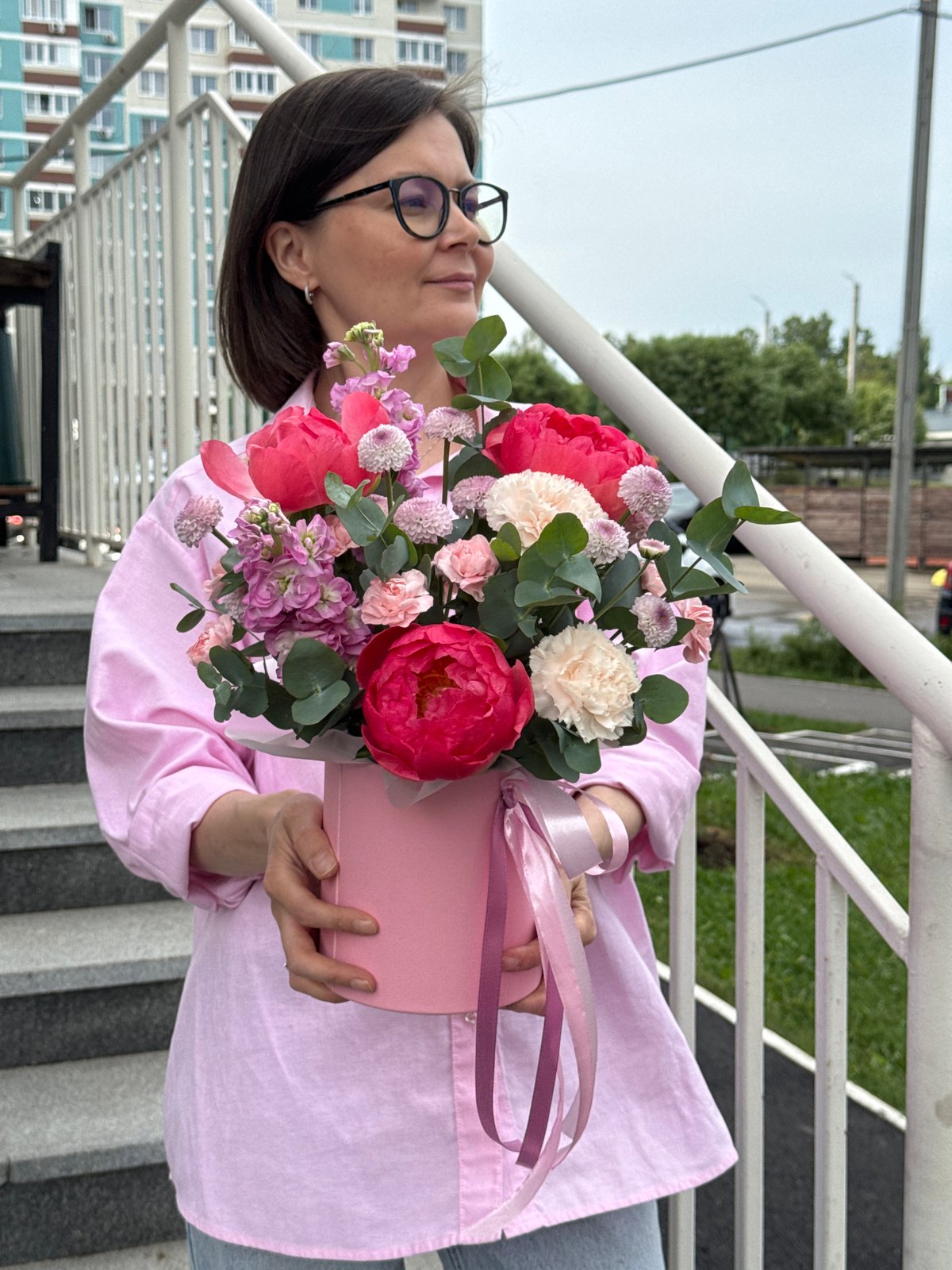 Woman with flower bouquet spotted multiple times in Izhevsk