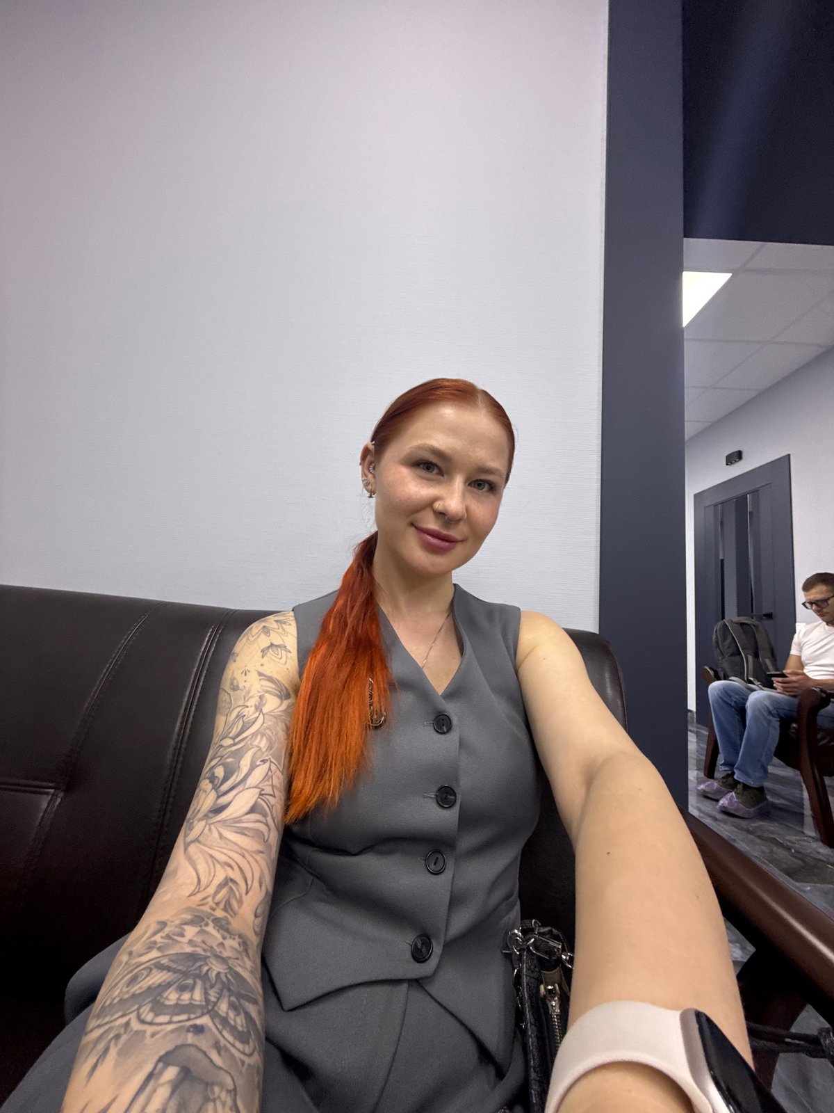 Tattooed woman with Guess handbag observed in Ovoshchnoy