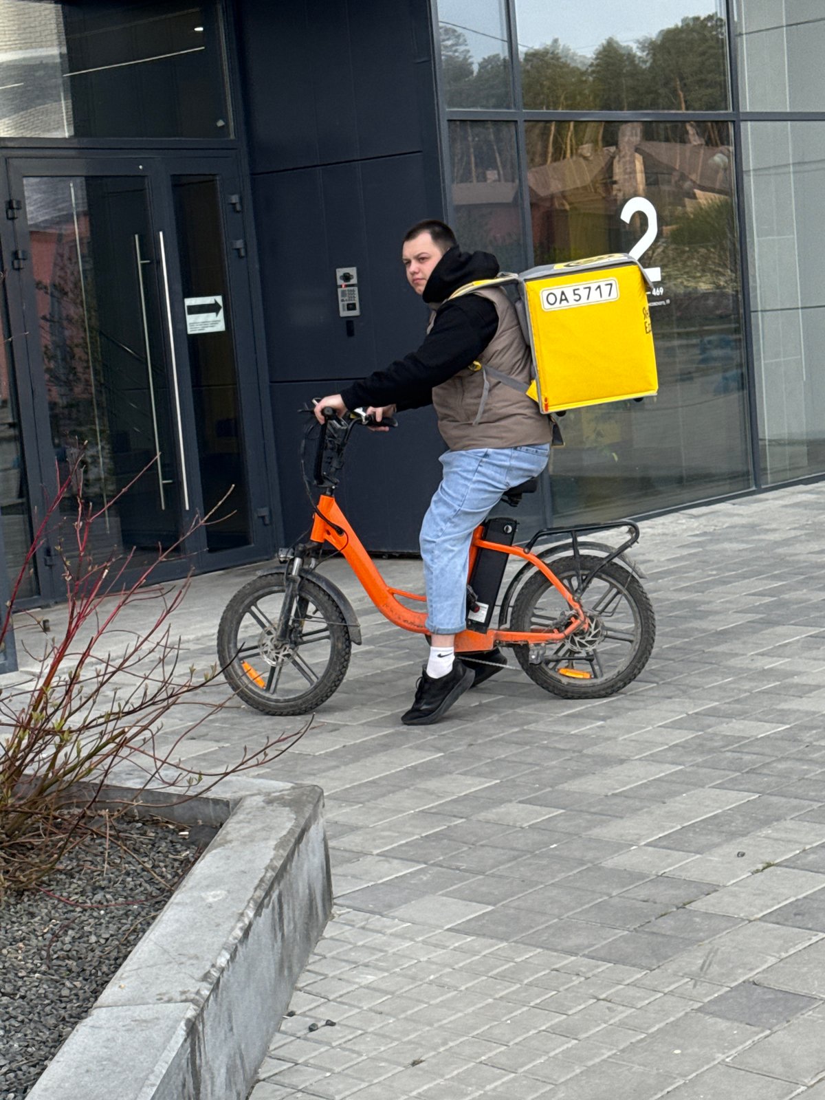 Delivery rider spotted with orange e-bike in Yekaterinburg