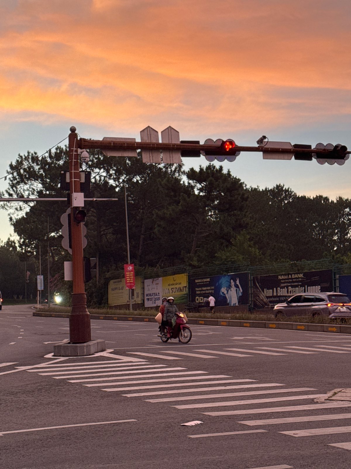 Flower stalls and sunset scenes across Đà Lạt