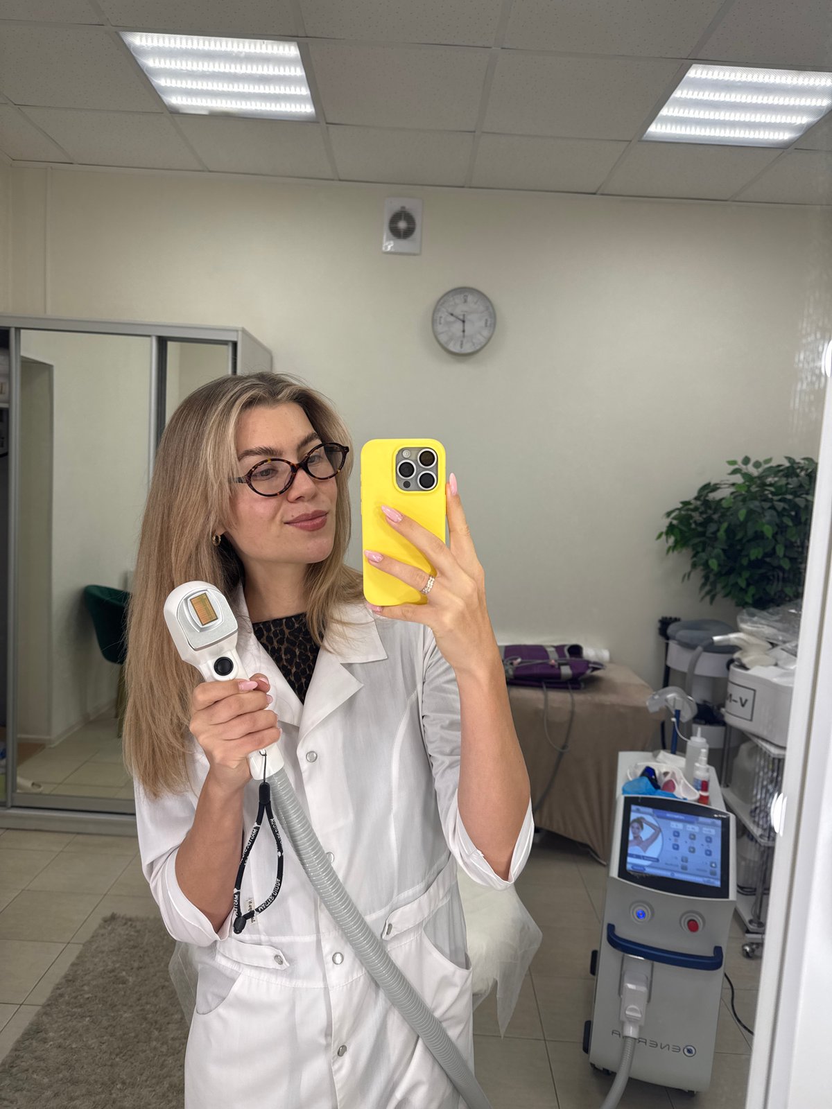 Clinic selfies and sleeping Bengal cat captured in afternoon