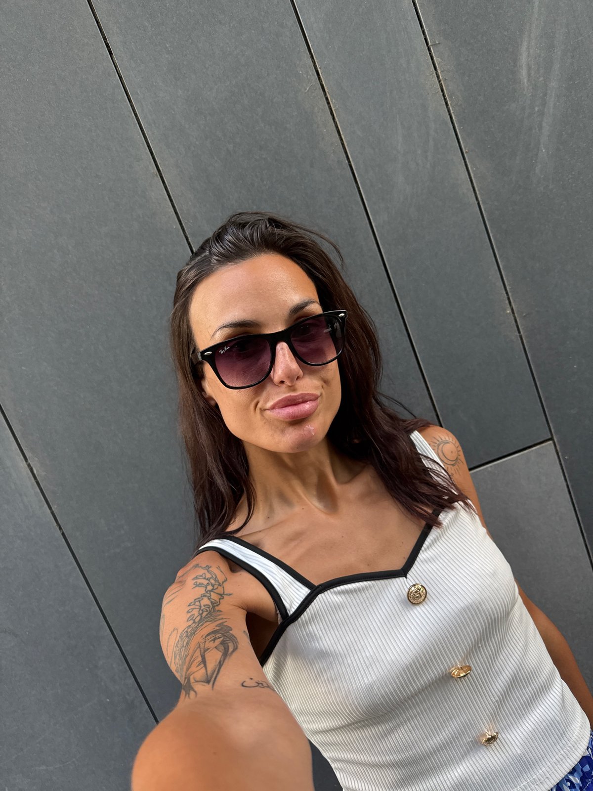 Selfie session moves from a Pleven wall to a supermarket aisle.