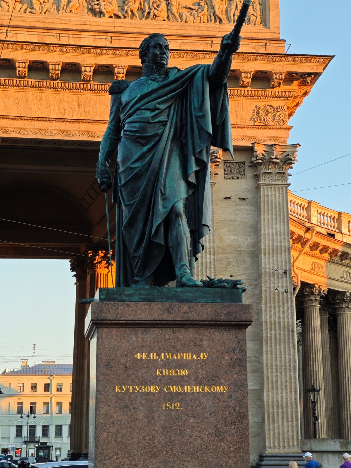 Tourist documents evening visit to Saint Petersburg's Kazan Cathedral