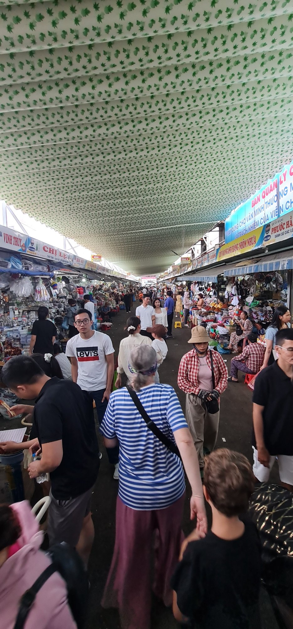 Morning market activity documented across Đà Nẵng, Vietnam