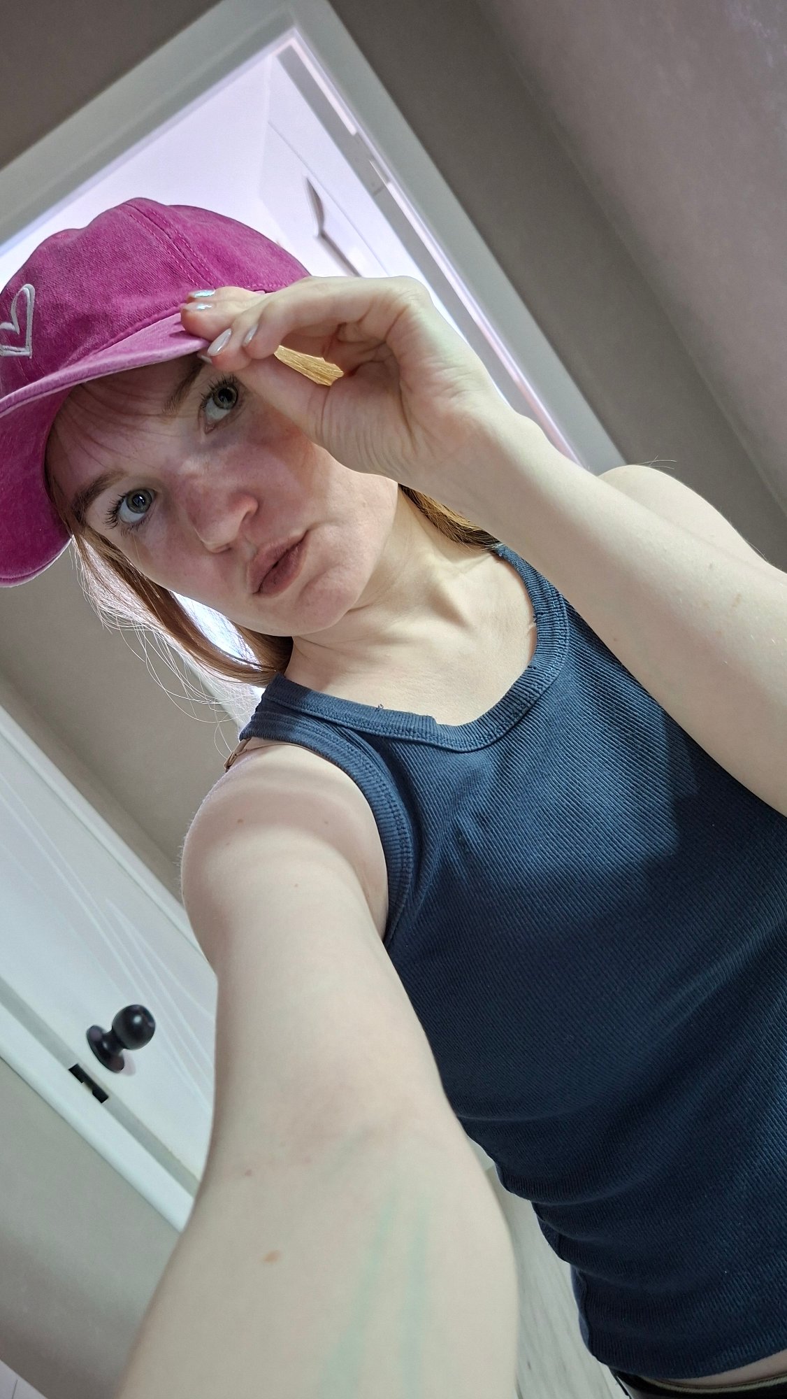 Woman documents morning routine through selfies in Chaikovsky apartment