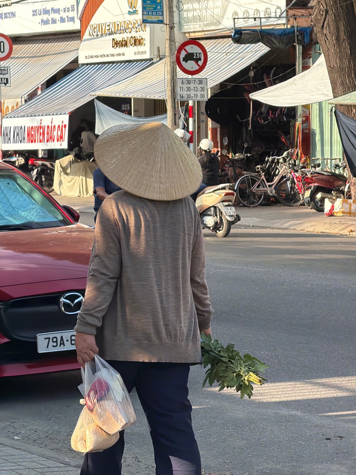 Street and temple scenes around Quan Am Pagoda, Nha Trang