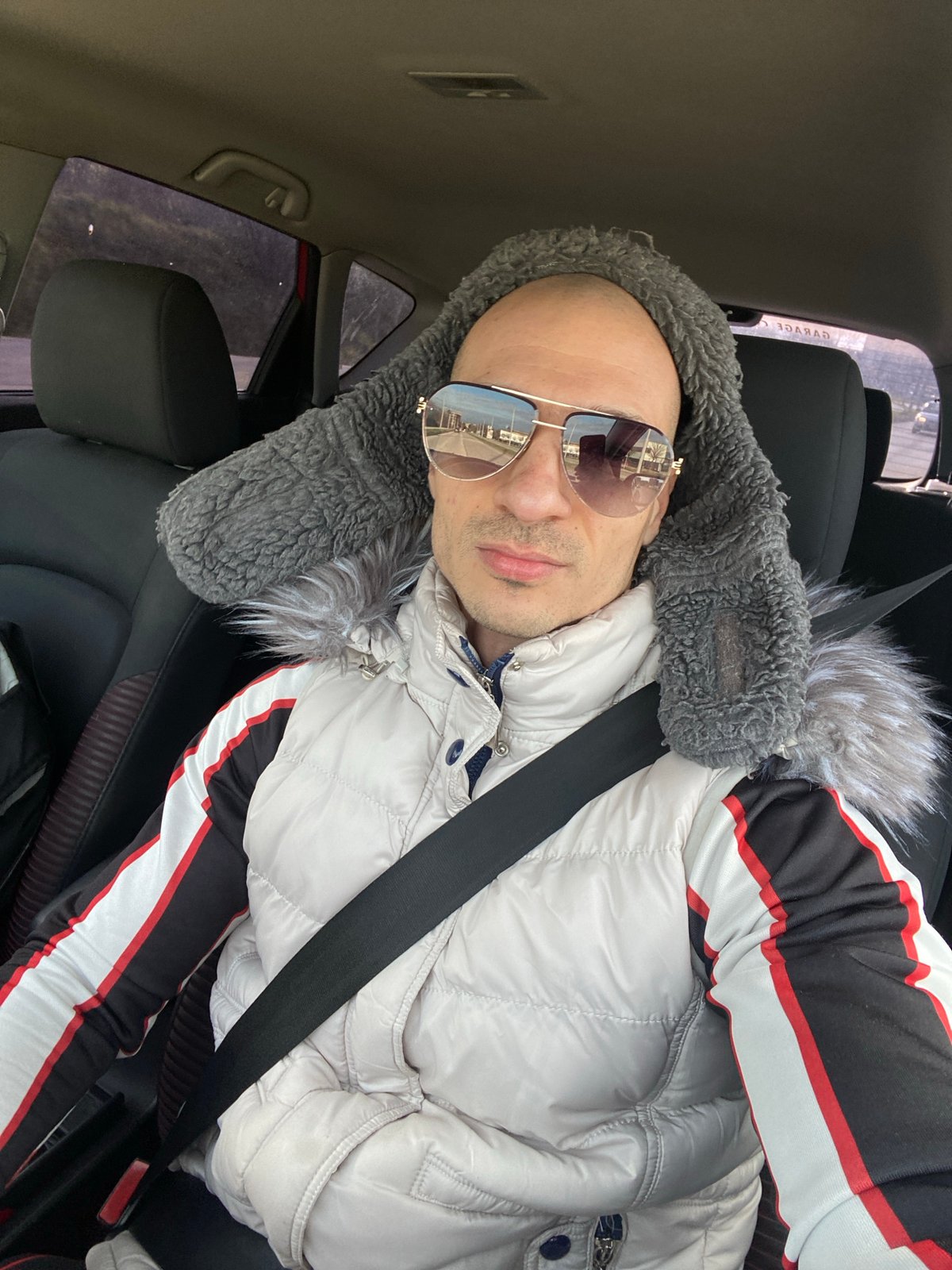 Man in distinctive winter jacket observed in car in Pleven