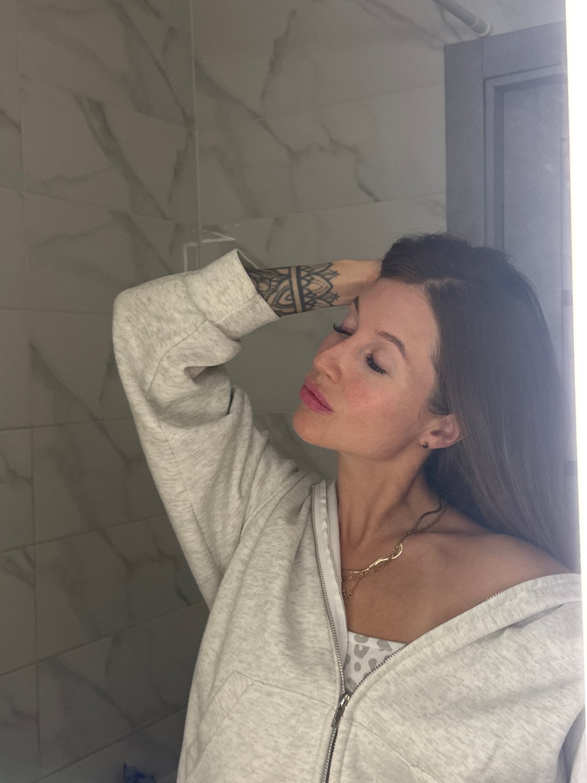 Woman documents evening routine through selfies in Chaikovsky, Russia