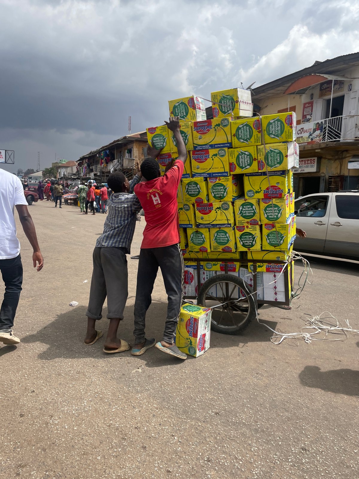 Daily street commerce and pedestrian activity documented in Jos