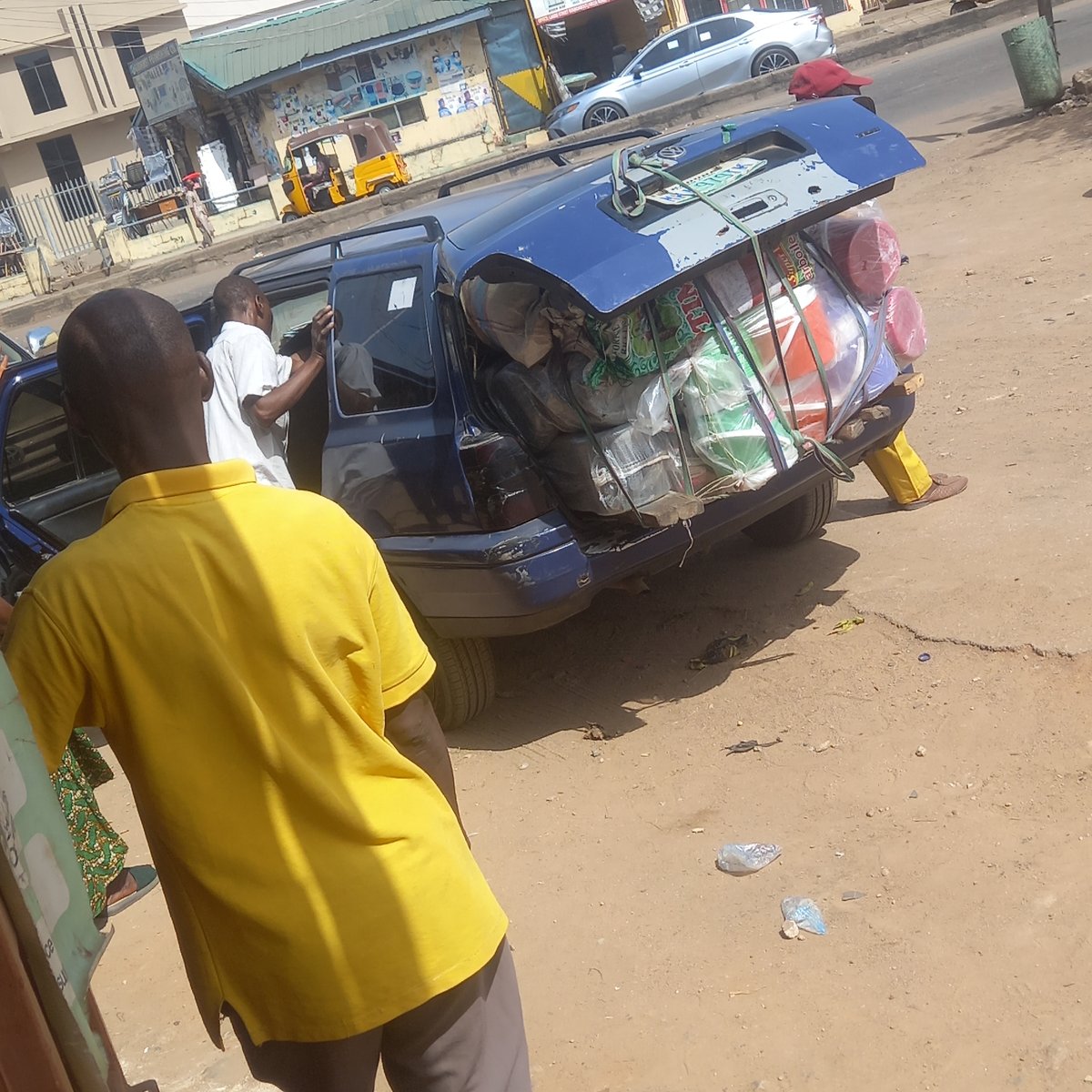 Morning street scenes captured in Nigerian transport hubs