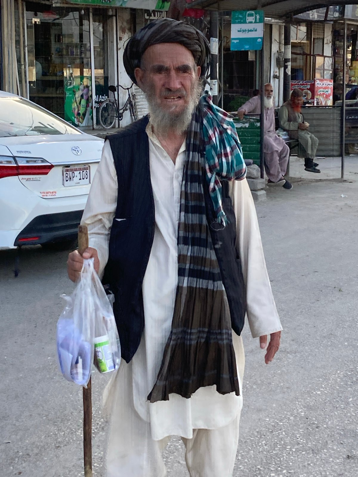 Elderly man in traditional dress spotted on Quetta street
